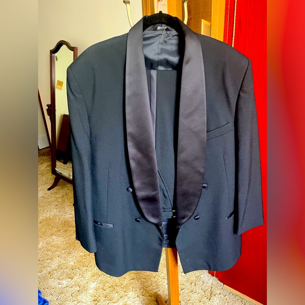Men’s Tuxedo Set - lightly used.